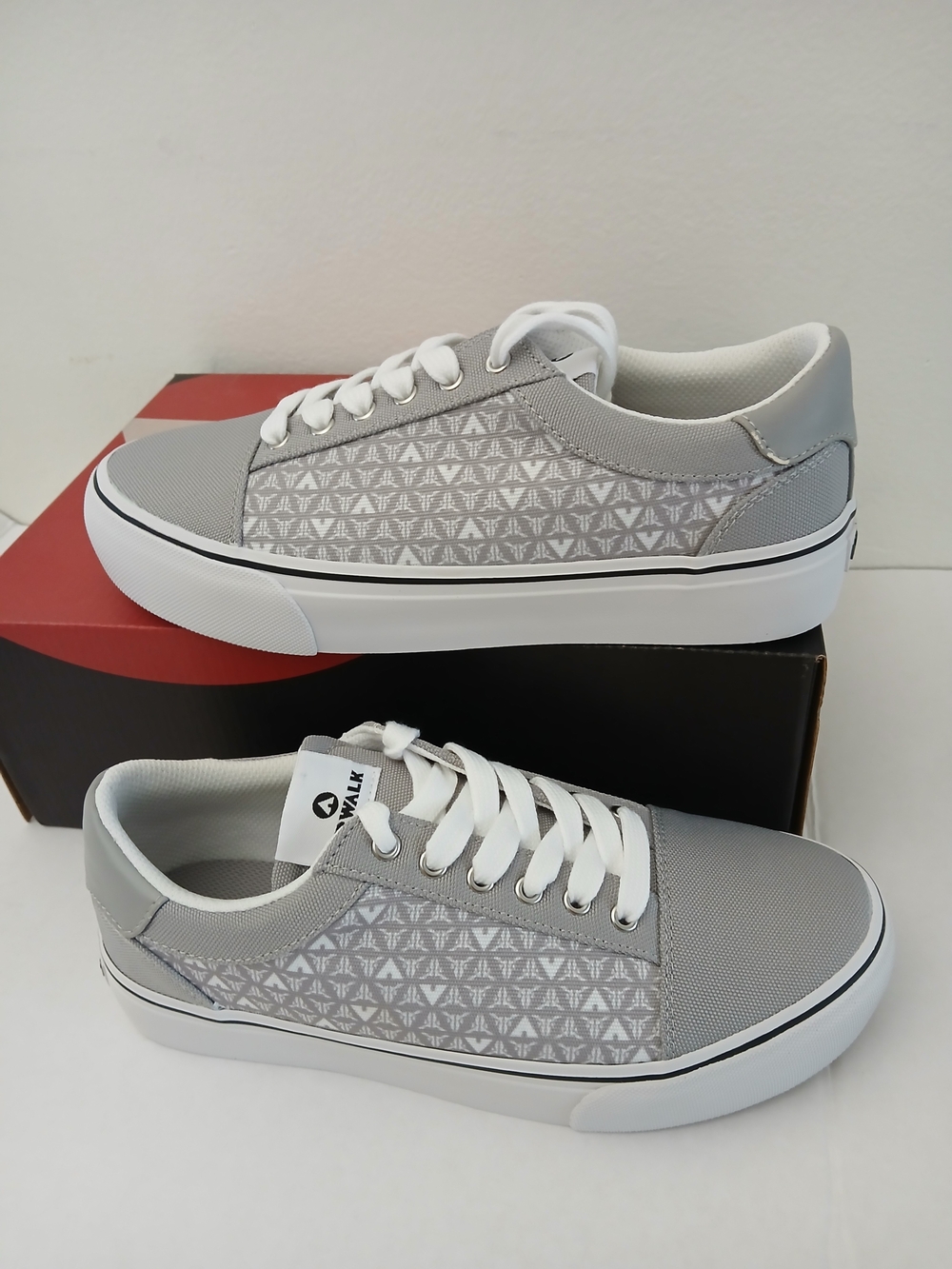 Gray Patterned Casual Sneakers - Lace Up Air Walk Size 8 $28